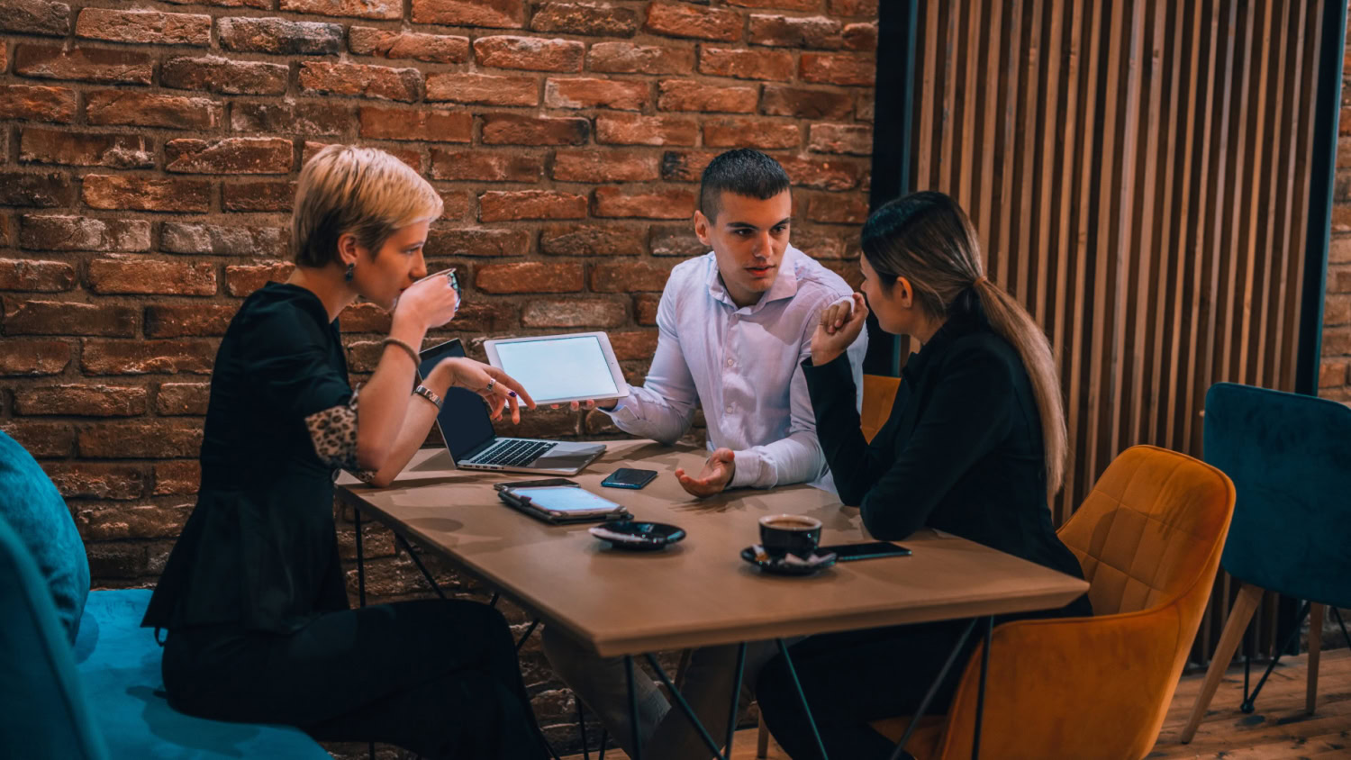 User Interview in entspannter Café-Atmosphäre